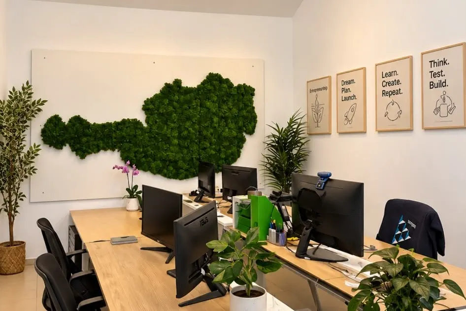 Büro von JA Austria mit Arbeitsplätzen und einer Österreich-Karte aus Moos an der Wand