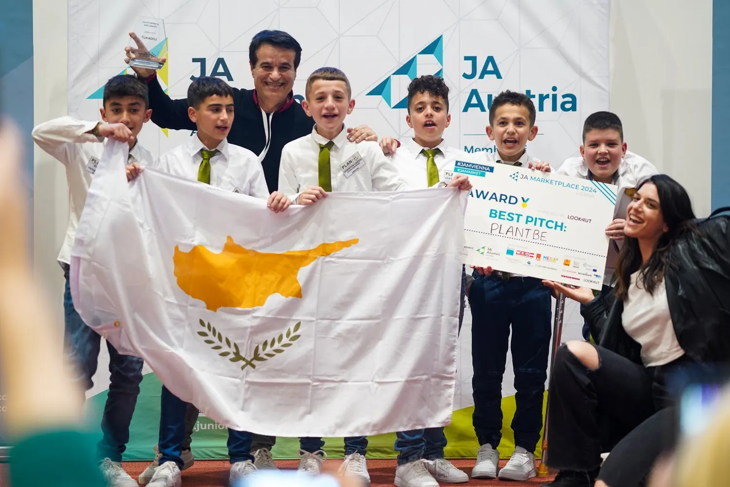Schülerteam mit Zypern-Fahne und der Auszeichnung „Best Pitch“ beim JA Marketplace