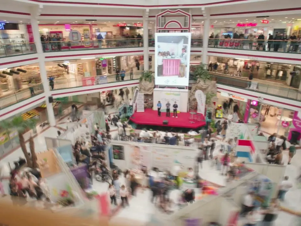Blick über die Stände des JA Marketplace 2025 im Einkaufszentrum