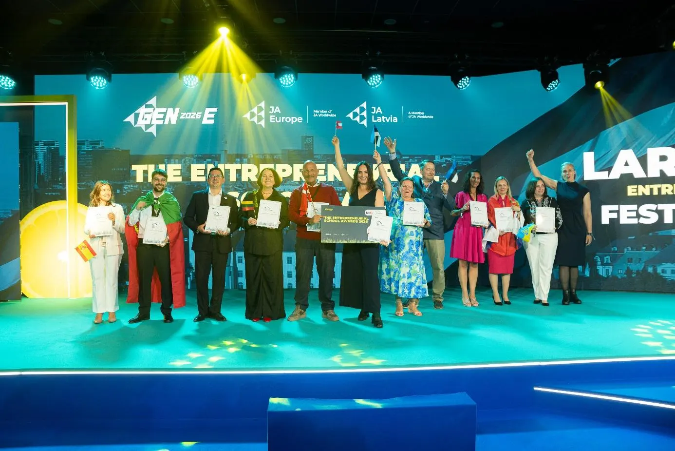 Preisträgerinnen und Preisträger der Entrepreneurial School Awards auf der Bühne beim Europawettbewerb GEN-E 2026